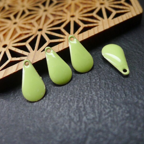 4 breloques sequins gouttes, émail vert anis, 6x12mm