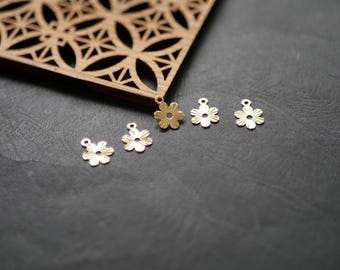 6 Gold Daisy Patterned Round Flat Charms, 14x18 Mm, Jewelry