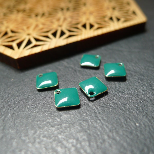 5 breloques sequins carrés, émail vert sapin ,6mm