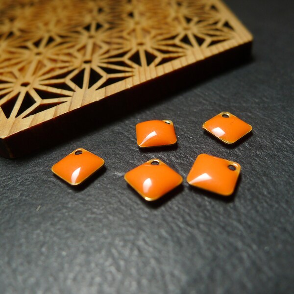 5 breloques sequins carrés, émail orange,6mm