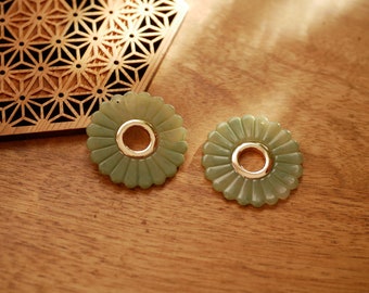 x2 gold round sequin charm pendant and green resin, 34mm