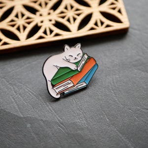 pin&#39;s livres et chat, pins à bouton des années 80, pin&#39;s amoureux des livres en émail, 25x31mm