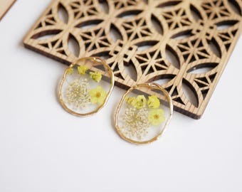 2 Dried flower resin pendants 25x30 mm. Gold oval floral charms. Handmade jewelry findings