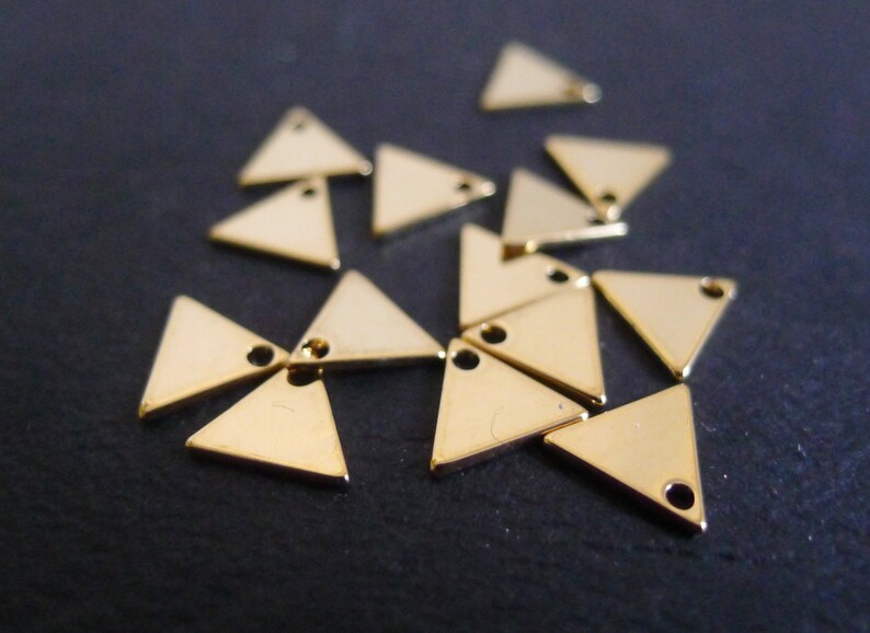 8 breloques triangles doré 7x8mm image 2