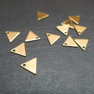 8 breloques triangles doré 7x8mm image 1