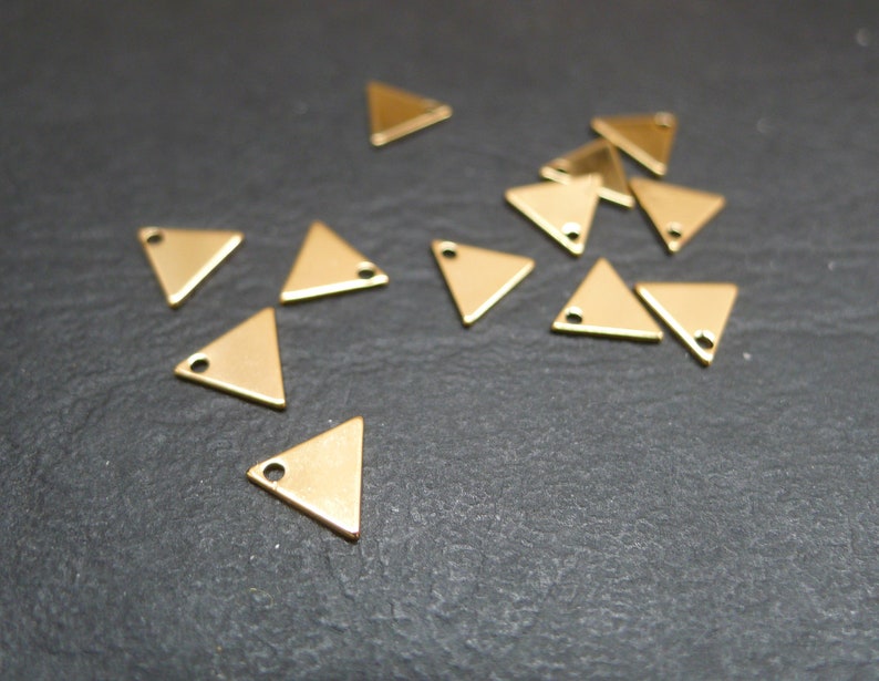 8 breloques triangles doré 7x8mm image 1