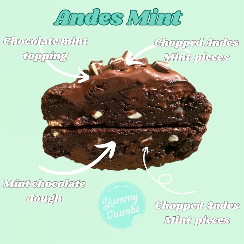 Puede incluir: Una galleta de chocolate con chispas con trozos de menta Andes y cobertura de menta con chocolate. La galleta est&aacute; cortada por la mitad para mostrar la masa de chocolate con menta en el interior. La galleta est&aacute; etiquetada como "Yummy Crumbs."