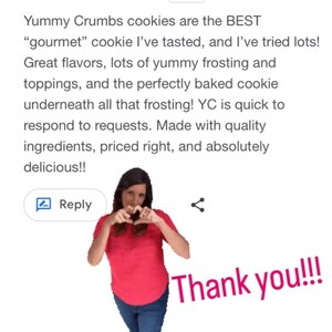 Puede incluir: Una rese&ntilde;a de cinco estrellas para las galletas Yummy Crumbs. La rese&ntilde;a dice que las galletas son las mejores galletas "gourmet" que el cr&iacute;tico ha probado. El cr&iacute;tico tambi&eacute;n menciona que las galletas tienen sabores incre&iacute;bles, mucho glaseado y coberturas deliciosas, y la galleta perfectamente horneada debajo de todo ese glaseado. El cr&iacute;tico tambi&eacute;n afirma que Yummy Crumbs responde r&aacute;pidamente a las solicitudes, utiliza ingredientes de calidad, tiene un precio justo y es absolutamente delicioso. La rese&ntilde;a termina con un GIF de una mujer haciendo un coraz&oacute;n con sus manos y el texto "&iexcl;Gracias!!!"