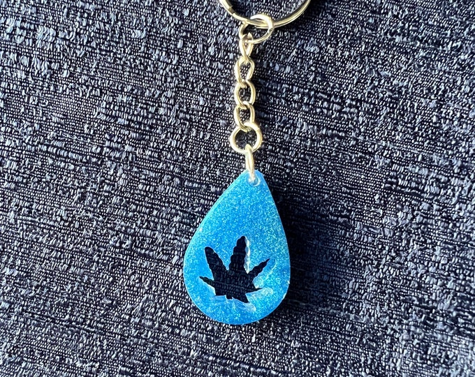 Small Weed Keychain - Blue Color Shifting Pigment