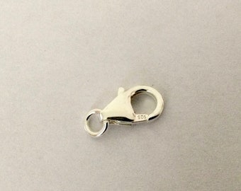 Puede incluir: Cierre de langosta de plata con un pequeño anillo. El cierre está marcado con "925", lo que indica plata de ley.