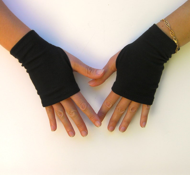 Courtes mitaines noires en jersey coton certifié Oeko Tex, pour l'été. Longueur 14 cm image 3