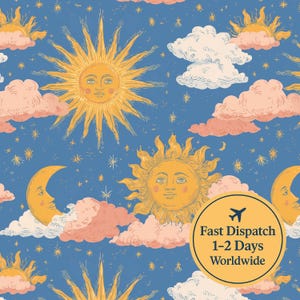 Könnte beinhalten: Ein himmlisches Muster mit lächelnden Sonnen, Monden, Wolken und Sternen auf blauem Hintergrund. Das Design hat eine Vintage-Ästhetik, handgezeichnet. Das Bild enthält eine kreisförmige Grafik mit dem Text "Fast Dispatch 1-2 Days Worldwide."