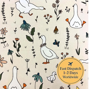 Könnte beinhalten: Cremefarbener Stoff mit einem skurrilen Muster aus weißen Gänsen, Blumen und Schmetterlingen. Die Gänse sind in verschiedenen Posen dargestellt, einige mit Blumengirlanden. Die Blumen sind in Rosa, Blau und Orange gehalten, mit grünen Blättern. Ein kleiner Pilz ist ebenfalls vorhanden.