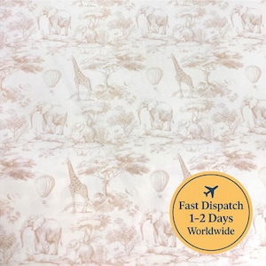 Tecido bege estilo Chinoiserie Toile de Jouy com estampa de animais da savana, tema safari: leão, zebra e girafa. Ideal para quarto de bebê.