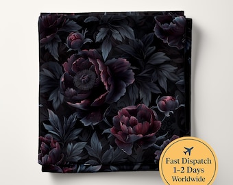 Op de afbeelding: Een vierkant textiel met een donker, sfeervol bloemenpatroon van diep bordeauxrode en paarse pioenen met donkergrijs blad op een zwarte achtergrond. Een cirkelvormige gele badge in de hoek toont een vliegtuigicoon en de tekst Fast Dispatch 1-2 Days Worldwide.