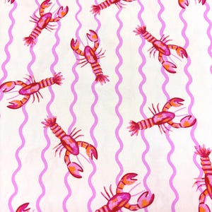 Puede incluir: Patr&oacute;n repetido de langostas rosas y naranjas sobre fondo blanco con rayas onduladas lilas. Las langostas tienen pinzas detalladas y cuerpos segmentados, creando un dise&ntilde;o veraniego y juguet&oacute;n.