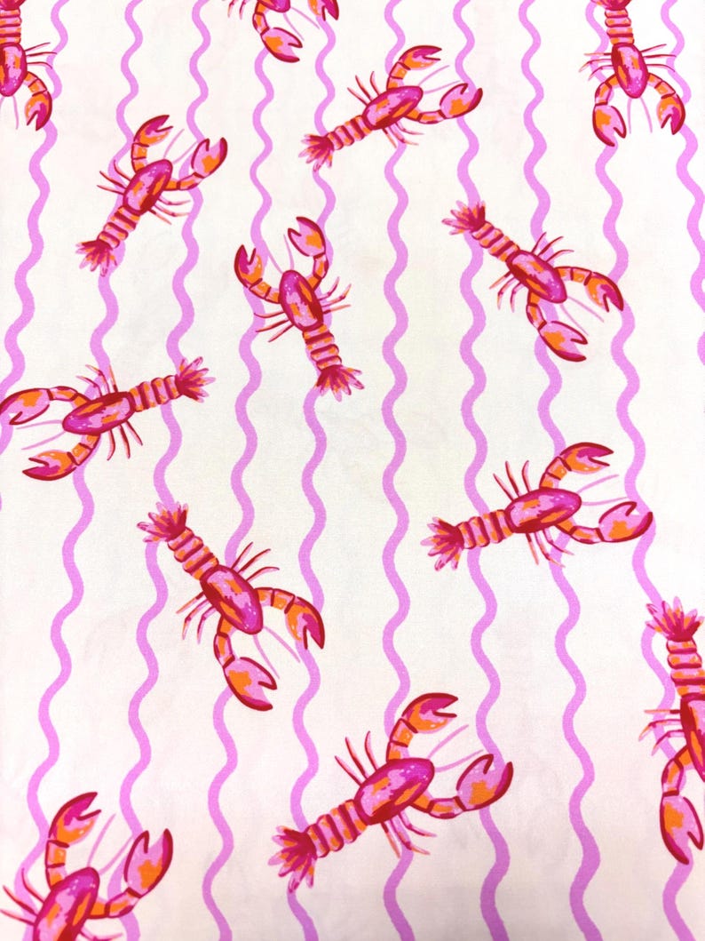 Puede incluir: Patr&oacute;n repetido de langostas rosas y naranjas sobre fondo blanco con rayas onduladas lilas. Las langostas tienen pinzas detalladas y cuerpos segmentados, creando un dise&ntilde;o veraniego y juguet&oacute;n.