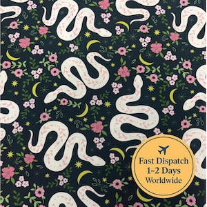 Puede incluir: Tela azul marino oscuro con un patrón repetido de serpientes blancas, flores rosas, lunas amarillas y estrellas. Las serpientes tienen un delicado diseño floral rosa. La imagen incluye un círculo amarillo con el texto "Fast Dispatch 1-2 Days Worldwide".