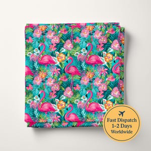 Puede incluir: Un tejido cuadrado con un vibrante estampado tropical de flamencos rosa brillante, flores de hibisco naranjas y rosas, y hojas de palmera verde intenso sobre un fondo azul cerceta. Una insignia circular muestra el texto Fast Dispatch 1-2 Days Worldwide.