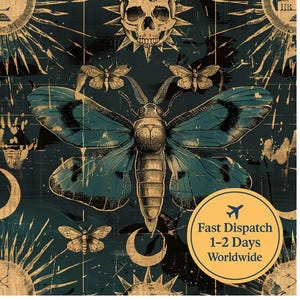 Może przedstawiać: Ilustracja w stylu vintage w kolorach ciemnego turkusu i złota, przedstawiająca dużą ćmę z niebieskimi skrzydłami, otoczoną elementami niebieskimi i gotyckimi. Projekt zawiera czaszkę, słońca, księżyce i inne ćmy. Obraz ma postarzaną estetykę.