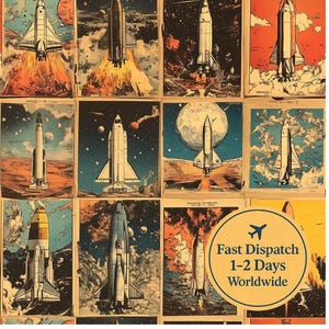 以下が含まれることがあります： ヴィンテージスタイルの宇宙をテーマにしたアートプリントのコレクション。各プリントは、惑星、星、燃えるような打ち上げを背景に、異なるロケットまたはスペースシャトルのデザインを特徴としています。プリントは茶色、オレンジ、青、白の色合いです。