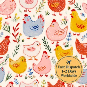 Peut inclure: Motif répété de poulets colorés, rouges, roses, jaunes et bleus, avec des crêtes rouges. Le motif comprend de petits motifs floraux et de feuilles sur fond blanc. L'image a un style illustratif fantaisiste.