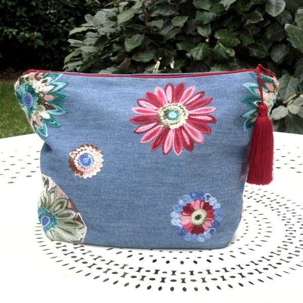 Pochette / trousse / rangement maquillage / trousse toilette / tissu jean brodé / mandala / bleu / multicolore / cadeau pour elle .