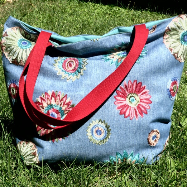 Grand cabas / sac plage / sac courses / sac tissu / denim brodé / mandalas / cabas été / porté épaule / sac pour elle / bleu / multicolore .