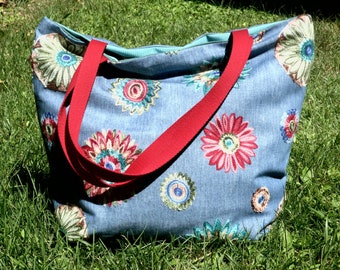 Grand cabas / sac plage / sac courses / sac tissu / denim brodé / mandalas / cabas été / porté épaule / sac pour elle / bleu / multicolore .