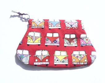 Trousse / pochette en tissu motifs van hippie sur fond rouge .