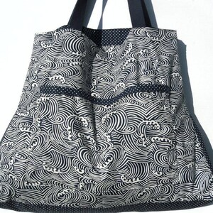 Bolsa tote / tecido / ombro / verão / praia / mar / ondas.