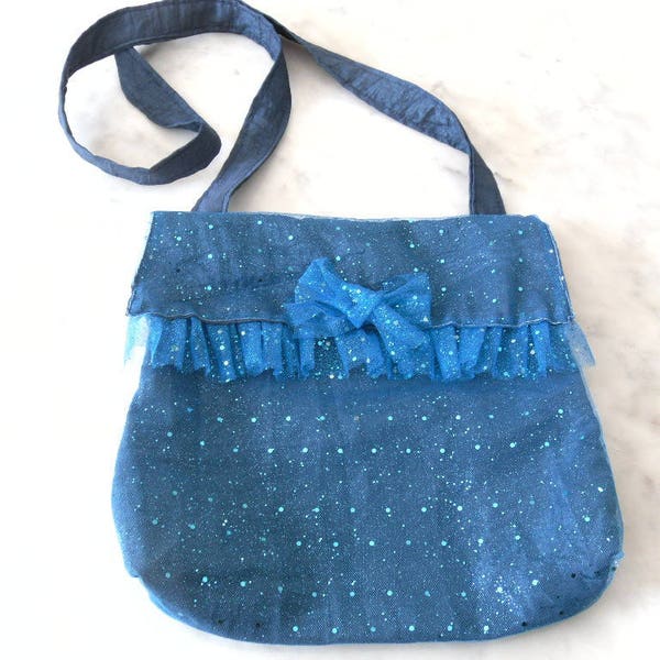 Sac à main festif en tulle pailleté et taffetas bleu avec rabat .