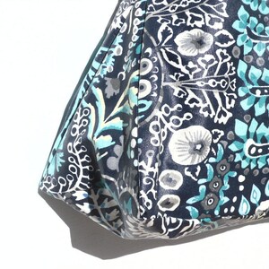 Cabas / porté épaule / tissu enduit / été / plage / motif floral / bleu . image 3