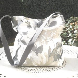 Handbag / shoulder bag / crossbody strap / upholstery fabric / floral / gold / silver / satin effect / parties.