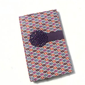 Porte-cartes / rangement papiers / rangement ordonnance / tissu / support rigide / motif graphique / violet .