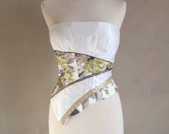 Bustier corseté en taffetas de soie – Forme asymétrique.