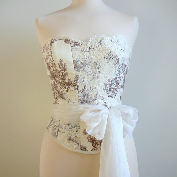 Bustier corset toile de Jouy, dentelle de Calais cousue main et ceinture en mousseline de soie.