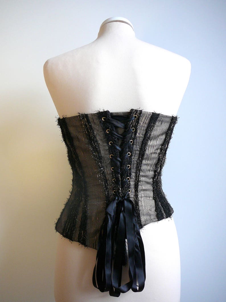 corset overbust C125 en PVC noir avec dentelle noire et 6 jarretelles