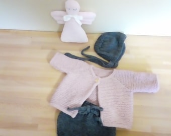 Ensemble layette bébé rose buvard et gris tricoté main : bonnet, brassière, gilet et culotte, cache-couche