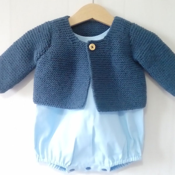 Gilet, brassière bébé tricoté main au point mousse bleu denim en laine mérinos majoritaire