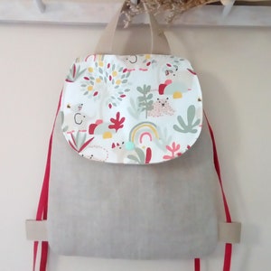 Sac à dos enfant personnalisable en lin naturel et imprimé enfantin bordeaux, vert d'eau, beige, moutarde avec une pression  sur le rabat