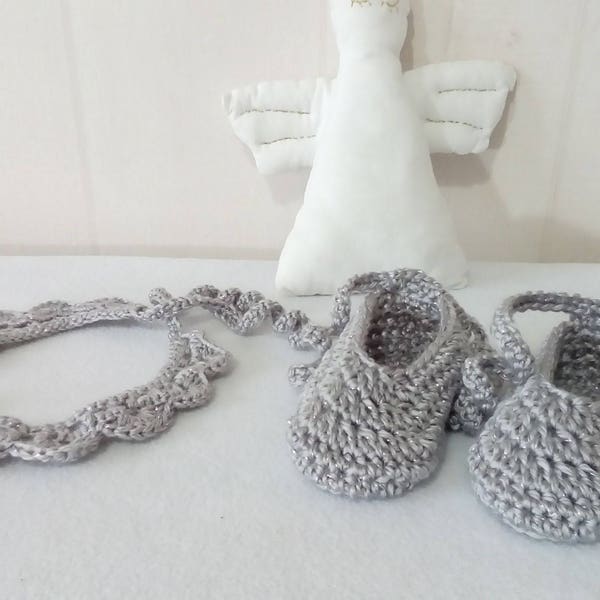 Petit ensemble bébé gris argenté crocheté main en laine toute douce composé de ballerines et d'un col claudine