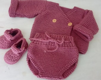 Ensemble bébé layette rose " balais" : brassière, culotte et chaussons en laine  mérinos majoritaire