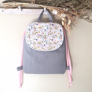Sac à dos enfant personnalisable en toile de coton gris et coton fleuri dans les tons rose, gris et moutarde sur fond blanc