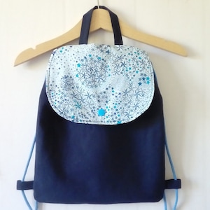 Sac à dos enfant personnalisable en toile de coton bleu marine et liberty Adelajda bleu avec une pression sur le rabat
