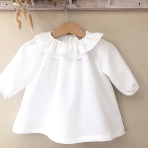 Robe bébé baptême rétro en gaze de coton blanc ou écru agrémentée d'un col volanté image 1