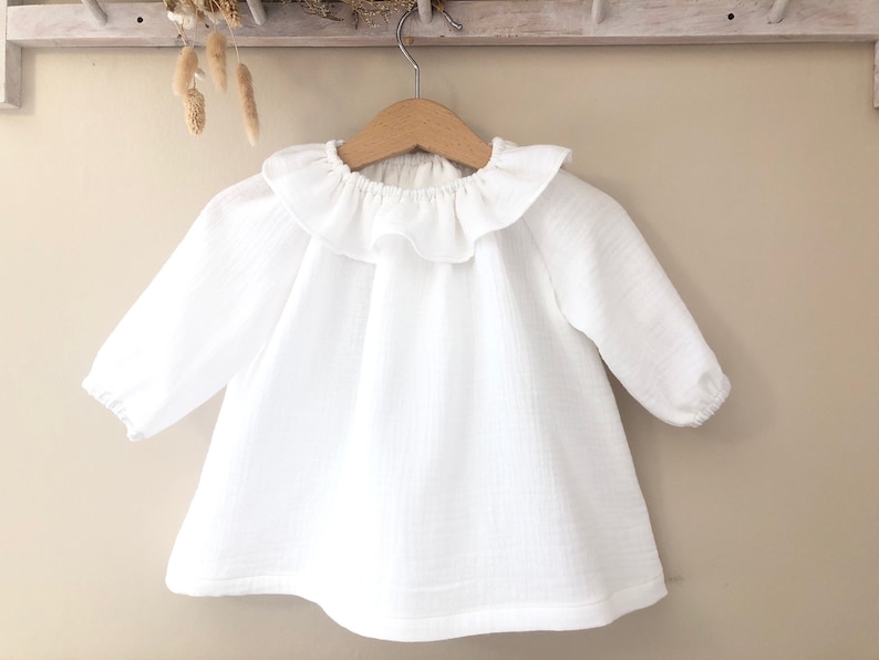 Robe bébé baptême rétro en gaze de coton blanc ou écru agrémentée d'un col volanté image 1