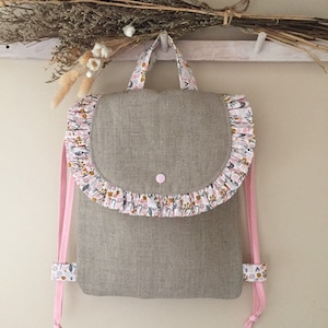 Sac à dos enfant personnalisable en lin naturel et coton fleuri dans les tons rose, gris et moutarde sur fond blanc
