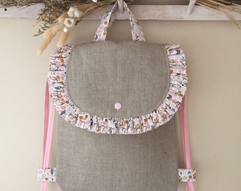 Sac à dos enfant personnalisable en lin naturel et coton fleuri dans les tons rose, gris et moutarde sur fond blanc