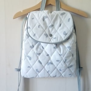 Sac à dos enfant en piqué de coton matelassé blanc certifié oeko tex imprimé "plumes" grises doublé de piqué de coton gris